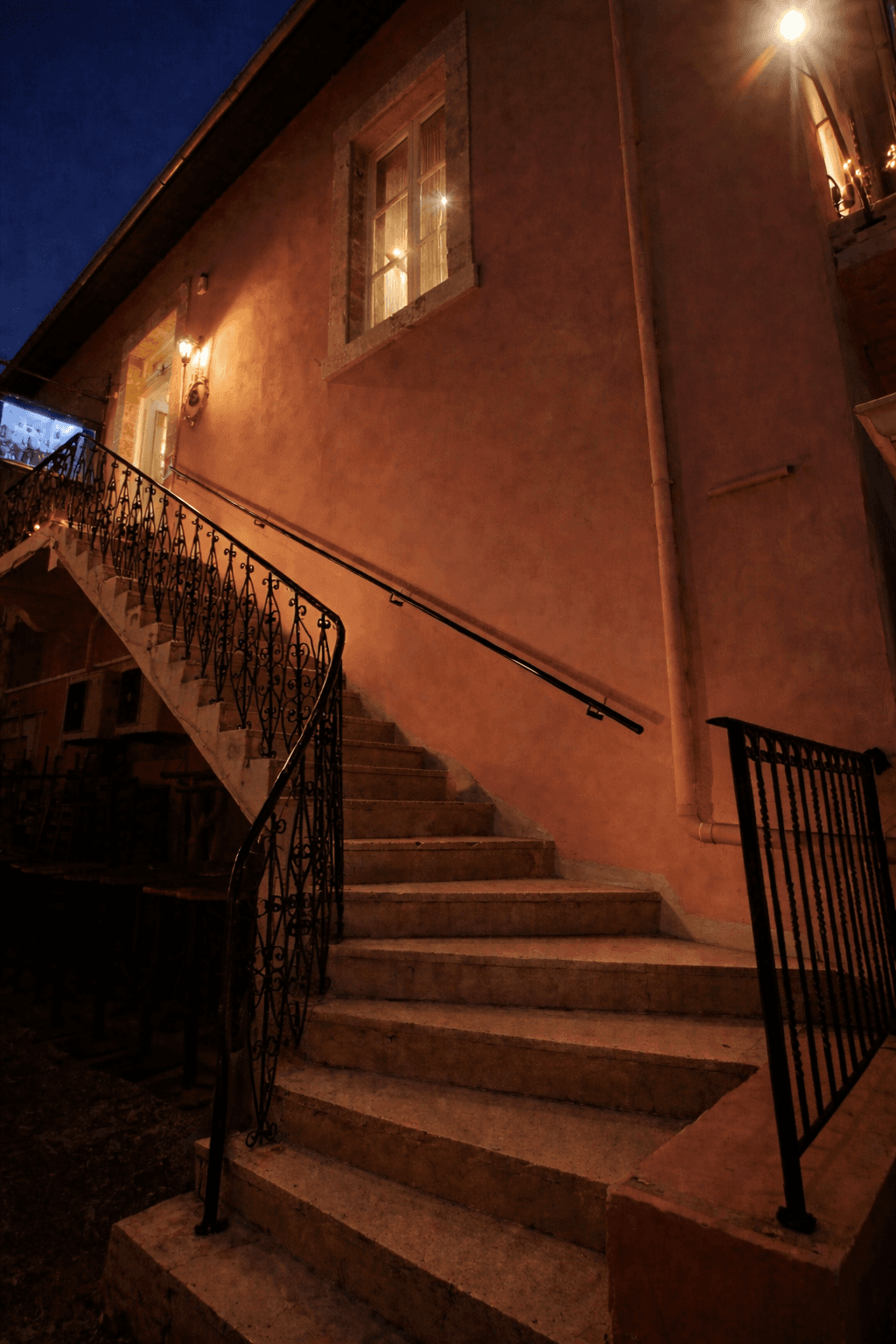 The staircase to Ta Pinakia at night